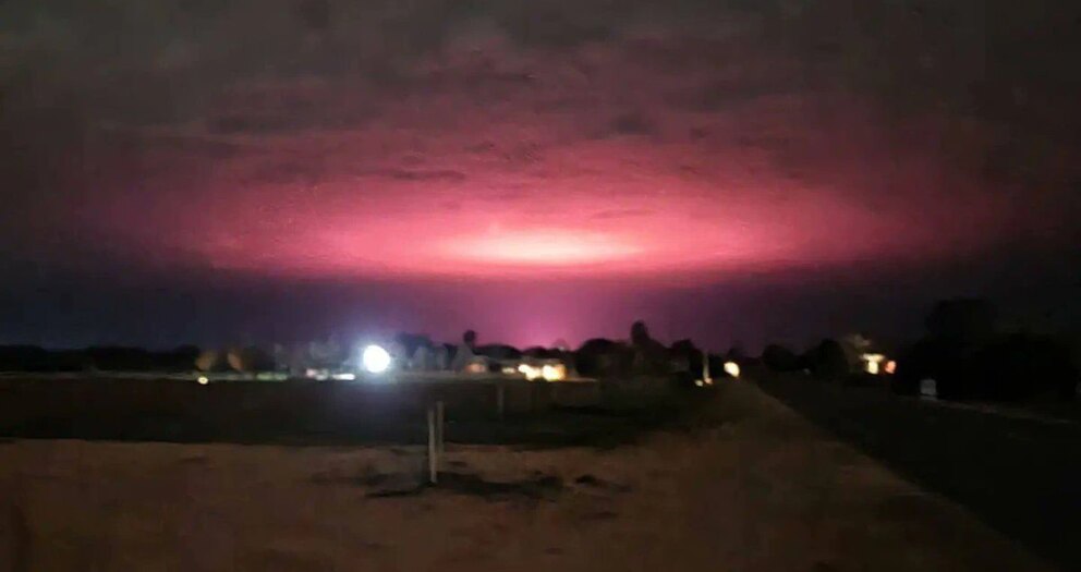 “Une invasion extraterrestre?” “La saison 5 de Stranger Things?”: une mystérieuse lueur rose dans le ciel australien provenait d’une… plantation de cannabis
