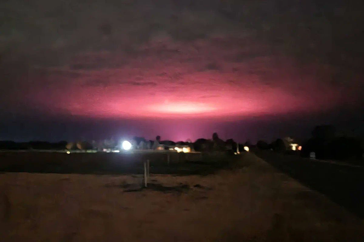 “Une invasion extraterrestre?” “La saison 5 de Stranger Things?”: une mystérieuse lueur rose dans le ciel australien provenait d’une… plantation de cannabis